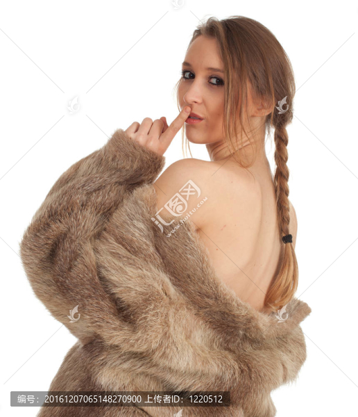 穿著毛皮衣服的漂亮女人，手指在嘴上；保持沉默