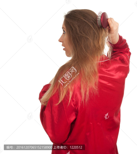 梳著紅色睡衣的女人梳頭發(fā)