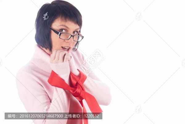 帶紅帶子的女人