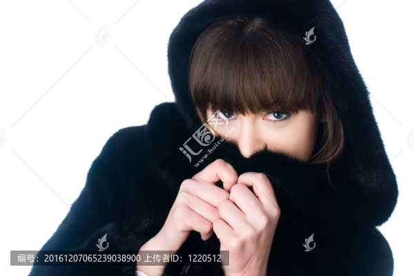 穿毛皮大衣的年輕女子