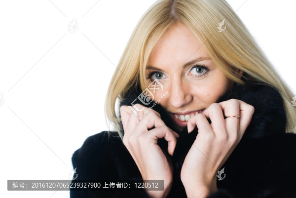 穿毛皮大衣的年輕女子