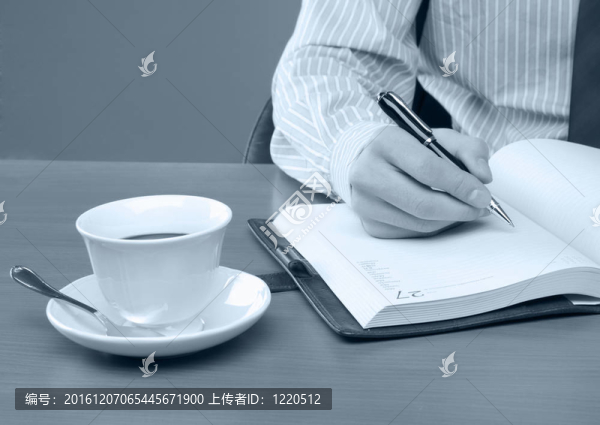 商人在他的工作場(chǎng)所寫便條。