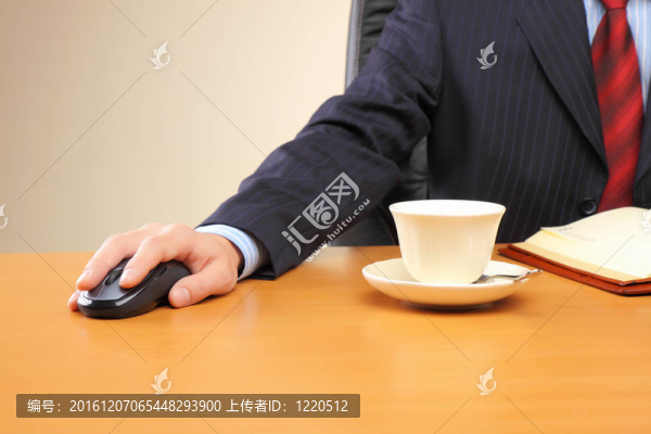 在辦公室工作的商人。