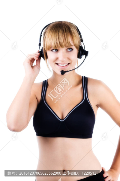 年輕健身女性微笑