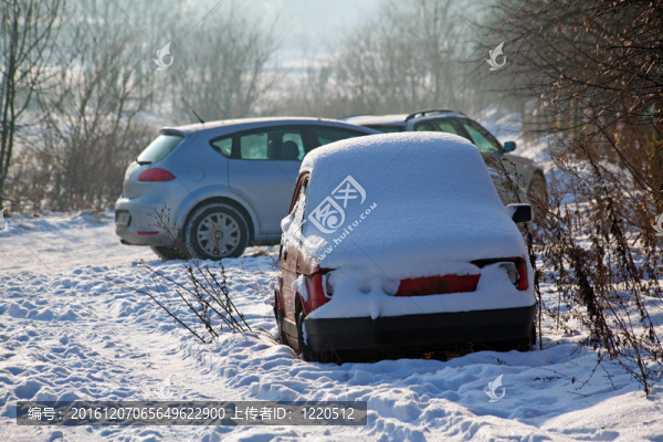 雪下汽車
