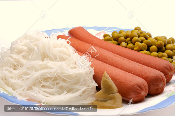香腸盤(pán)；面條和青豆