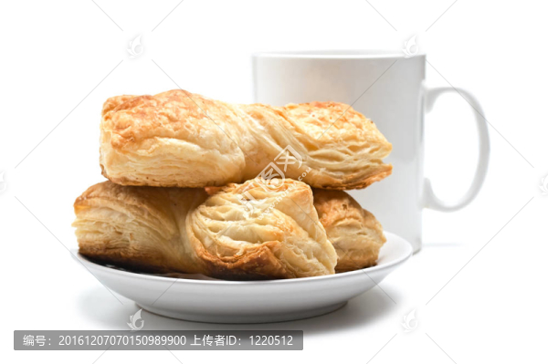 盤子和杯子里的餅干