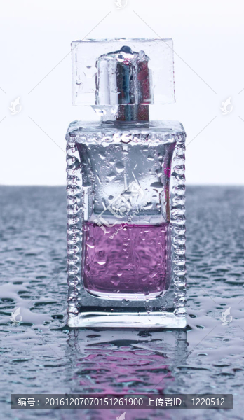 水中的香水瓶