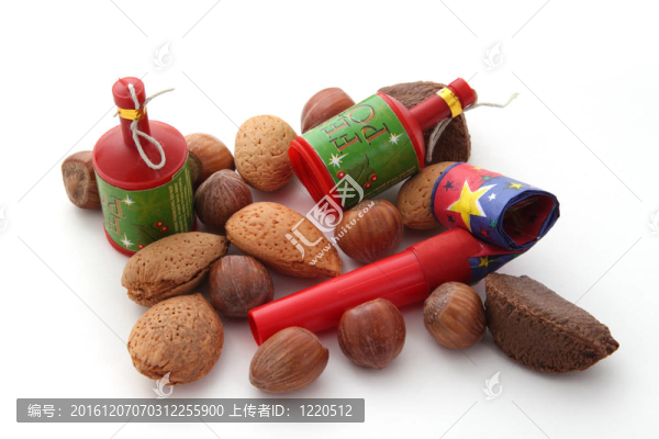 黨波普爾對(duì)鼓風(fēng)機(jī)和純白色的背景混合堅(jiān)果。