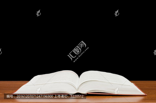 木制桌子上的打開(kāi)的書(shū)