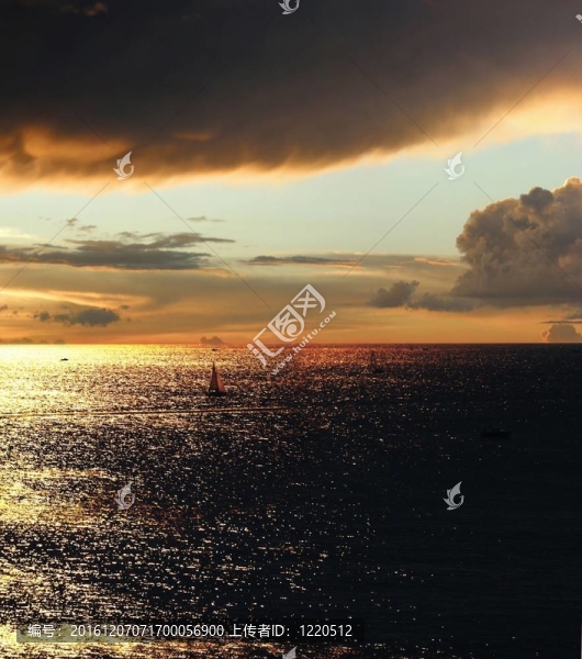 海上日落與船