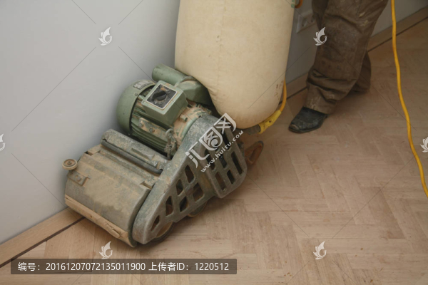 打磨木地板