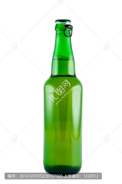 一瓶啤酒在白色背景下的工作室圖片。