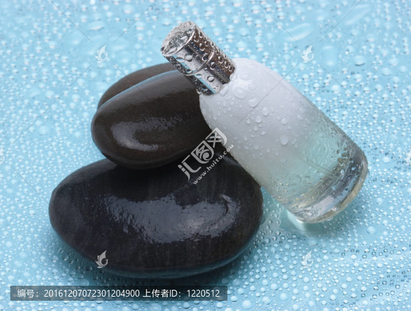 一瓶古龍水和鵝卵石