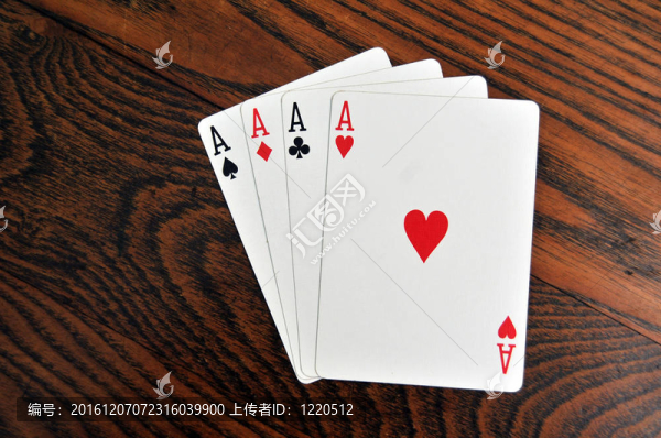 四張王牌：在木制桌子打牌