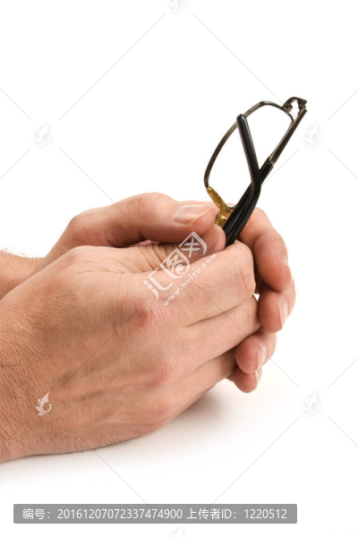手中握著的眼鏡