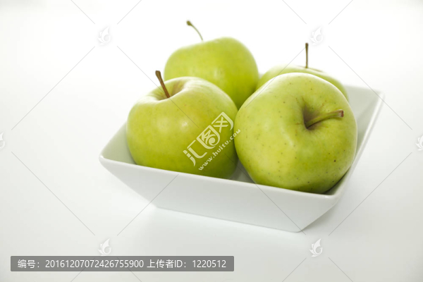 白底白碗里的青蘋果