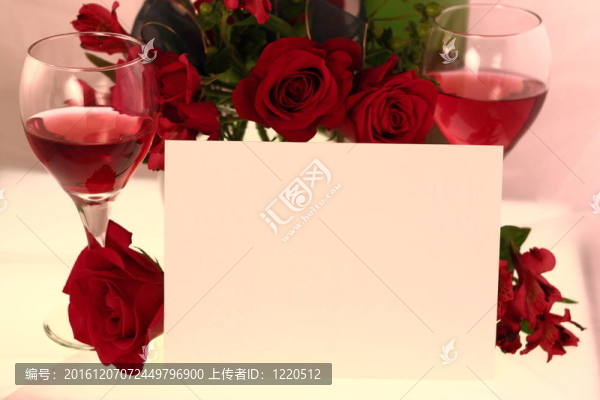 浪漫的邀請(qǐng)酒和玫瑰