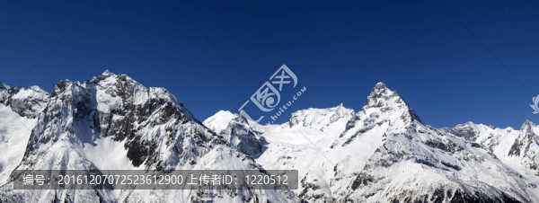 全景的高加索山脈