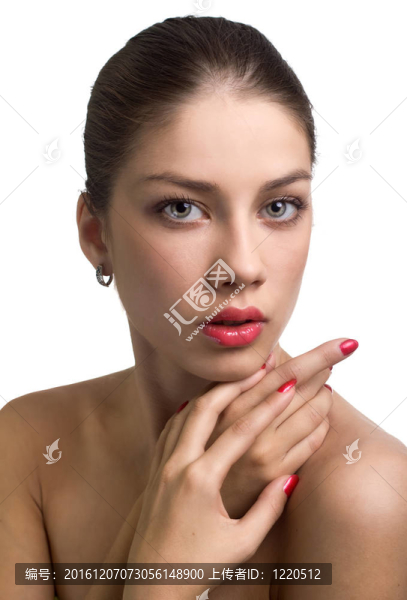 特寫性感的白人年輕女子肖像紅亮的指甲