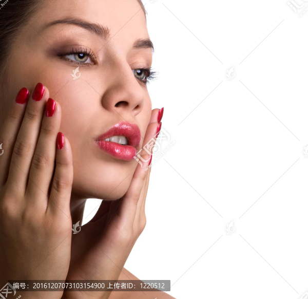 特寫性感的白人年輕女子肖像紅亮的指甲