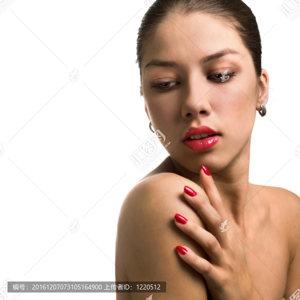 特寫(xiě)性感的白人年輕女子肖像紅亮的指甲
