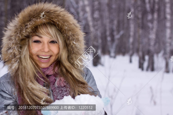 冬日森林里年輕漂亮的微笑女人
