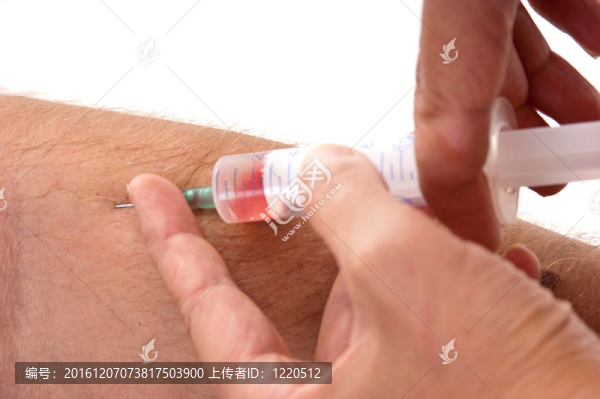 醫(yī)生讓病人靜脈注射