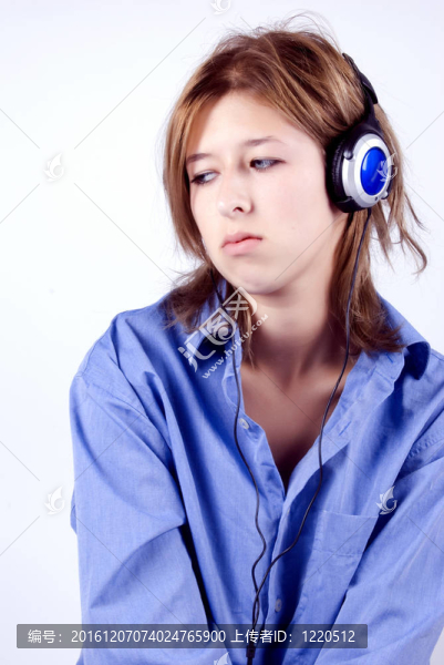 戴耳機的年輕女孩