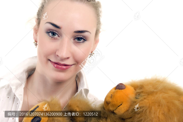 帶泰迪熊的年輕女人