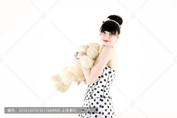 帶泰迪熊的年輕女人
