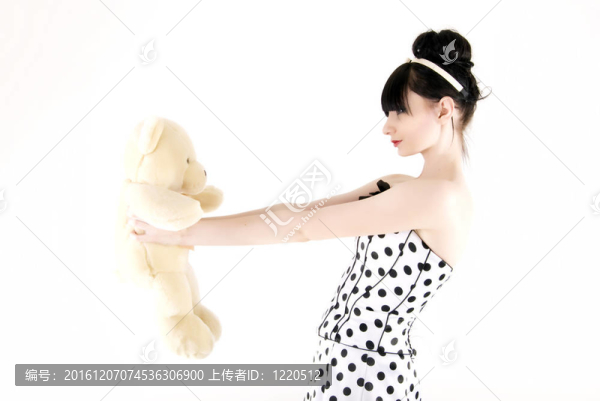 帶泰迪熊的年輕女人
