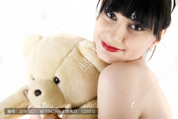 帶泰迪熊的年輕女人