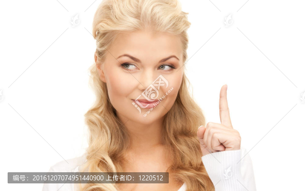 女人用手指向上