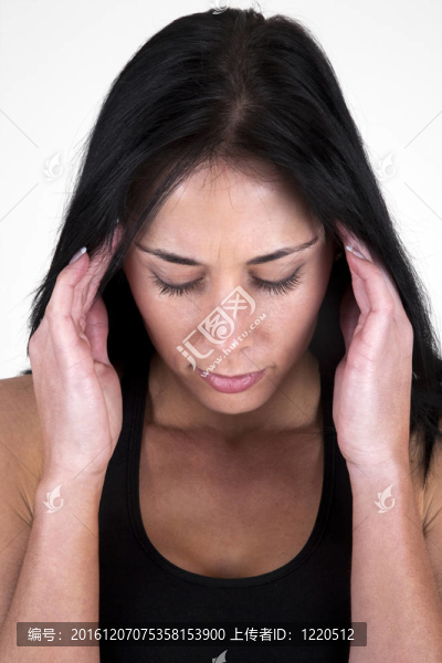 手里拿著頭的女人