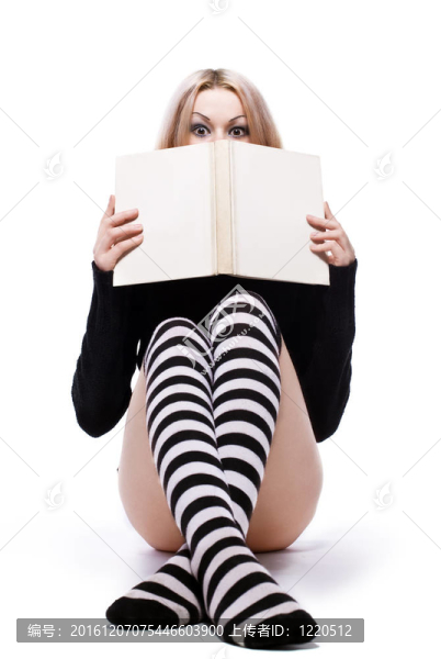 年輕女人躲在書上