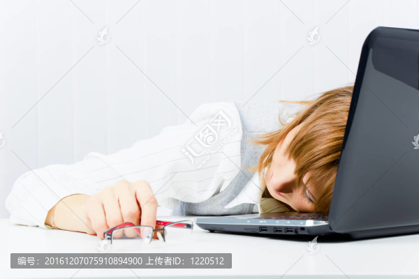 工人；在筆記本電腦上睡著了