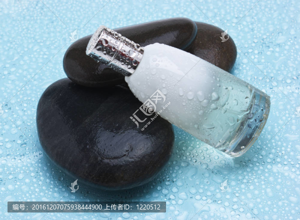一瓶古龍水和鵝卵石