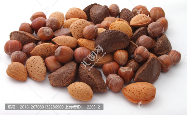 在一個(gè)簡(jiǎn)單的白色背景混合堅(jiān)果。