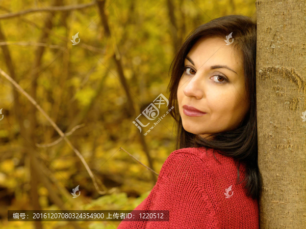 漂亮的成年女性戶外肖像