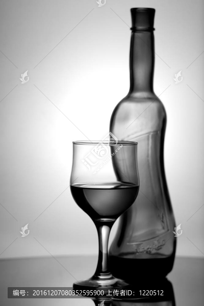 桌子上的酒杯和酒瓶。廚房靜物