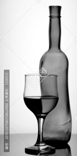 桌子上的酒杯和酒瓶。廚房靜物