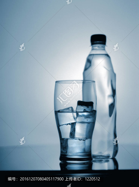 一種帶冰塊和塑料瓶的冷礦泉水玻璃。掃描6x7膜