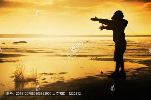 海灘上的男孩