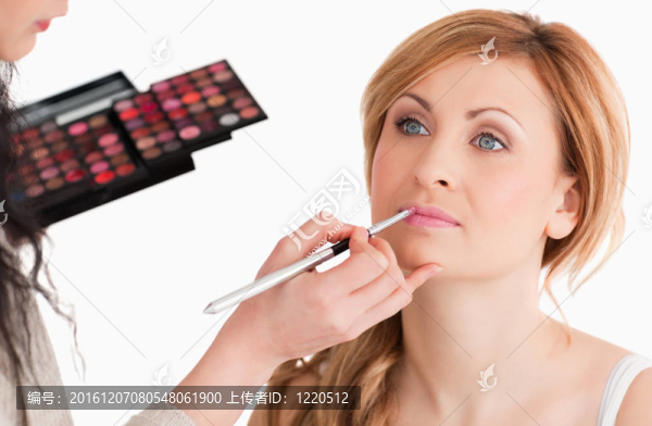 金發(fā)女人有她的化妝堂
