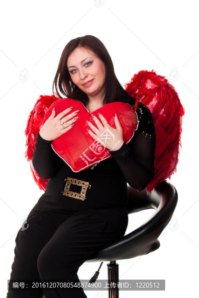 美麗的女人與紅色的心在紅色天使翅膀