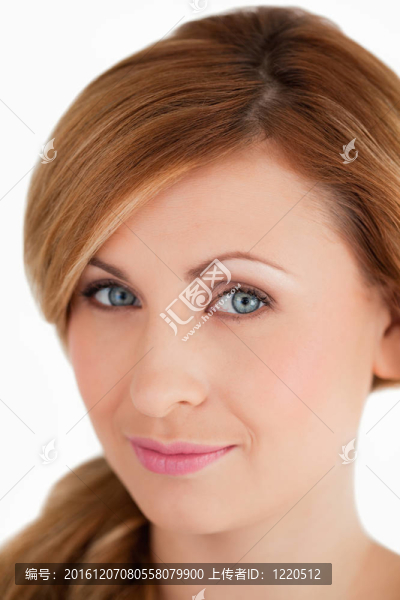 年輕漂亮的女人擺姿勢(shì)
