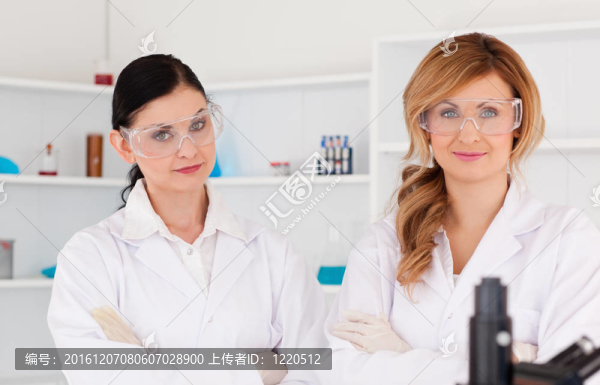兩名女科學家擺姿勢
