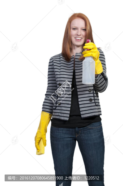女人打掃房子