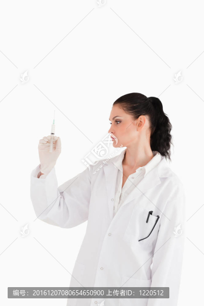 黑發(fā)醫(yī)生看白色背景注射器